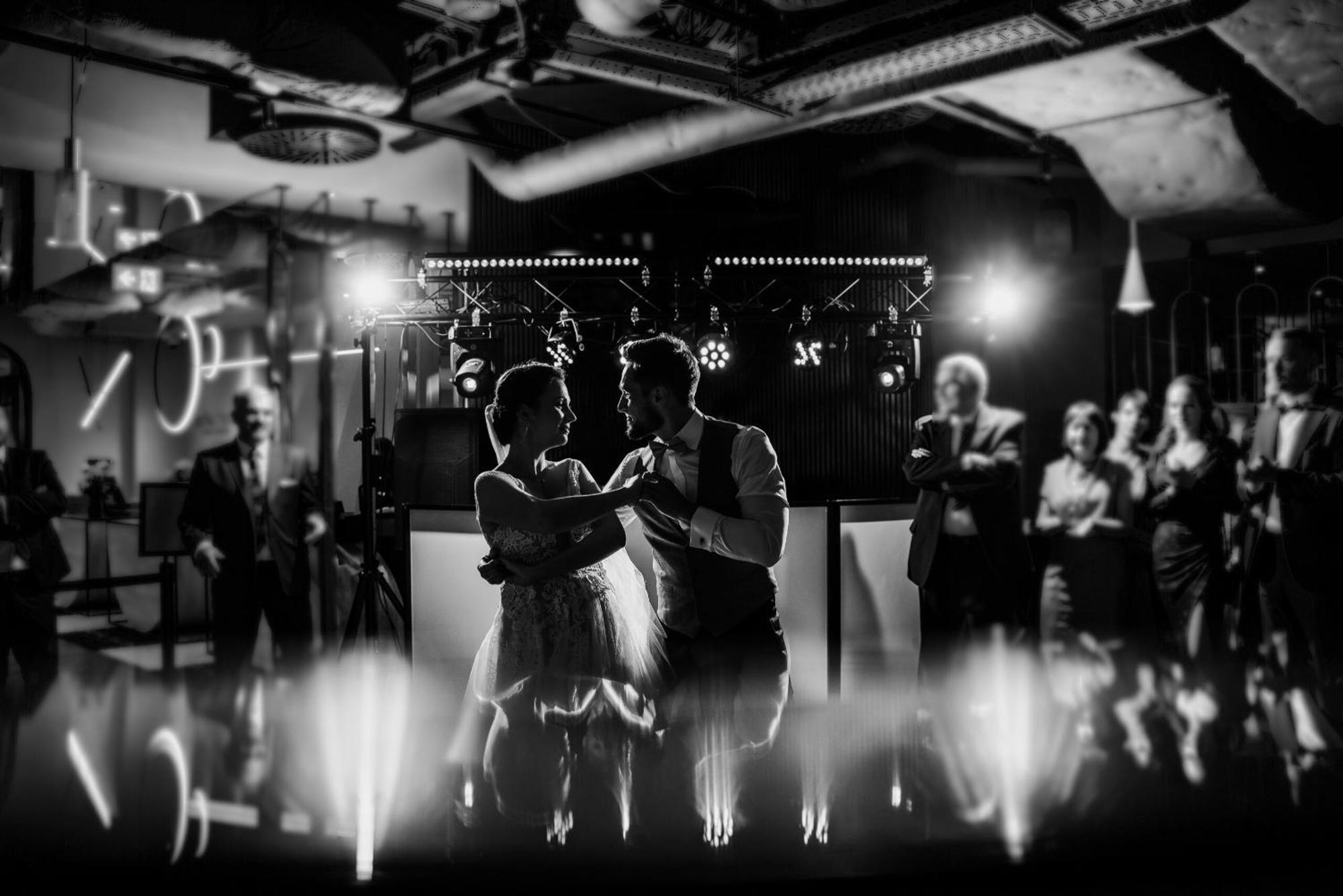 Royal Tulip Warsaw Centre Varsóvia Exterior foto The photo depicts a couple dancing together in an elegant setting, likely during a celebration such as a wedding. The scene is captured in black and white, emphasizing the intimate atmosphere. In the background, there are people observing and enjoyin